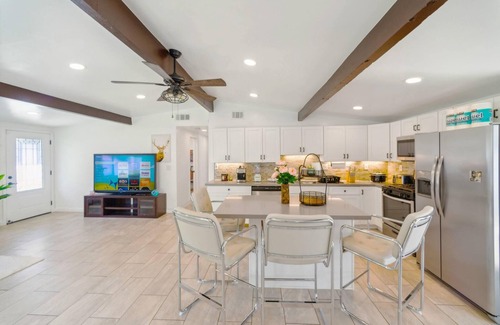 La Presa Maison | Ranch 3-Bedroom House w Gated Yard, Garage, Crib