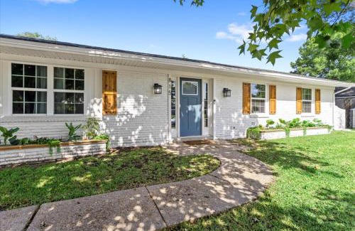 Gulfport Maison | Ranch Home Gem 5BR Home Sleeps 12 with Game Room
