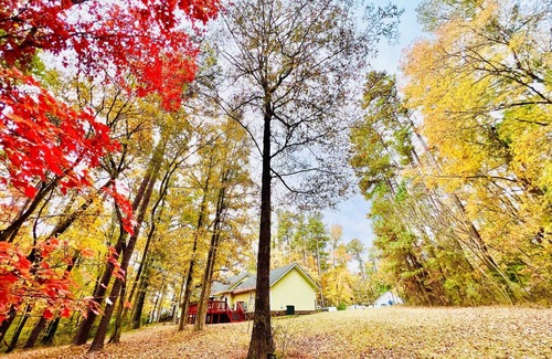 Chapel Hill Maison | Ranch Home Retreat on 4 Acre Land near UNC/Duke