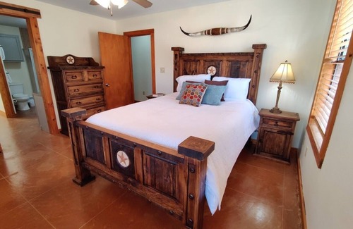 Johnson City Maison | Ranch House + Cabin w/ Fire Pit + Hot Tub