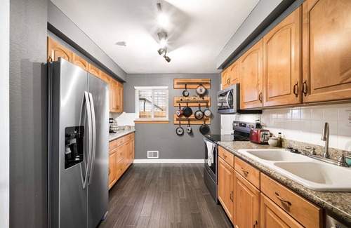 Applewood Villages Maison | Ranch Style Home in West Denver. Quiet Neighborhood. Red Rocks, Golden, Denver.