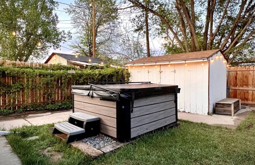 Applewood Villages Maison | Ranch Style Home in West Denver. Quiet Neighborhood. Red Rocks, Golden, Denver.