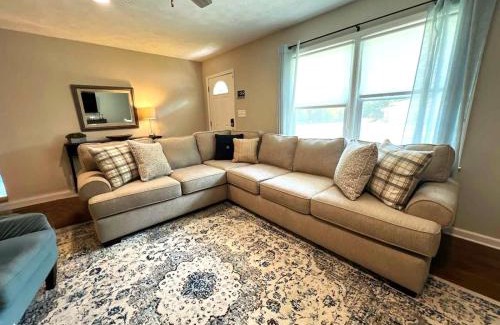 Addison Heights Maison | Ranch Style Home & Plenty Of BKYD Space Near KSU
