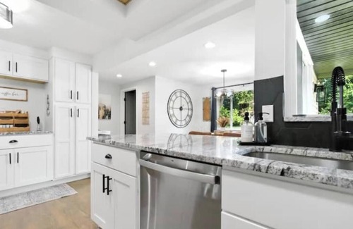 Commerce Township Maison | Ranch w/King bed, fenced yard, BBQ grill, Gas fire-pit, well-equipped kitchen.