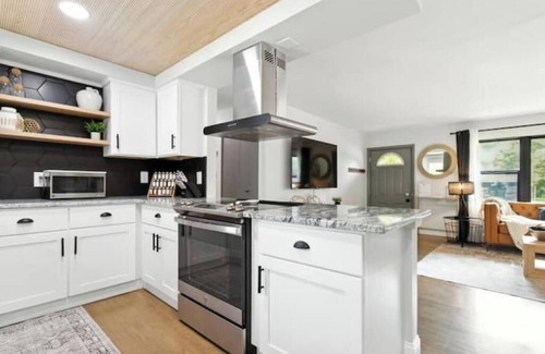 Commerce Township Maison | Ranch w/King bed, fenced yard, BBQ grill, Gas fire-pit, well-equipped kitchen.
