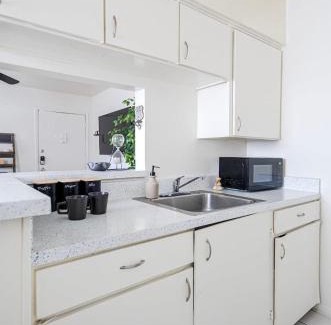 North University Appartement | Rancho Del Sol l Sleeps 5 l Close to Downtown I TV