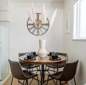 North University Appartement | Rancho Del Sol l Sleeps 5 l Close to Downtown I TV