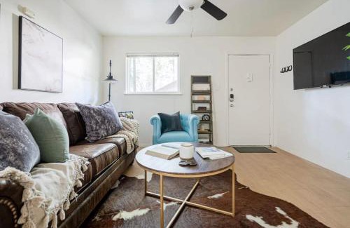 North University Appartement | Rancho Del Sol l Sleeps 5 l Close to Downtown I TV