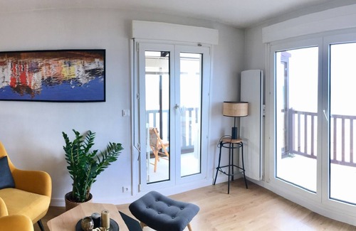 Bernieres-sur-Mer Appartement | RARE! Beautiful and spacious architect's apartment with the sea at your feet