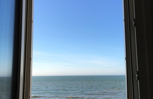 Bernieres-sur-Mer Appartement | RARE! Beautiful and spacious architect's apartment with the sea at your feet