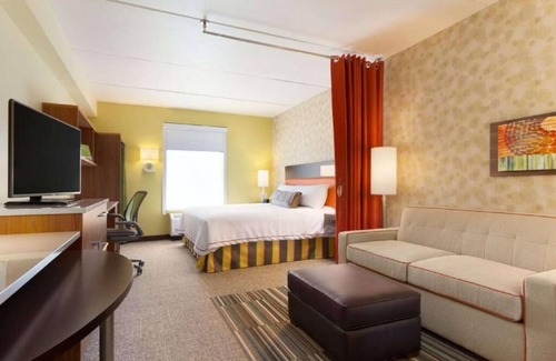 Newtonville Hôtel | Rare Find! 3 Convenient Units! Kitchen, Pool, Free Breakfast and Parking!