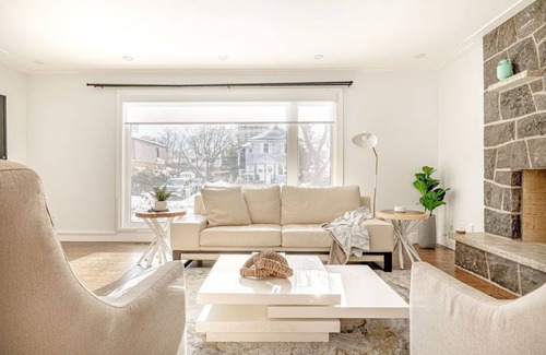 Westboro Maison | Rare find! 4 BR Exec Home in Westboro Beach with Chef's Kitchen, Guest Suite