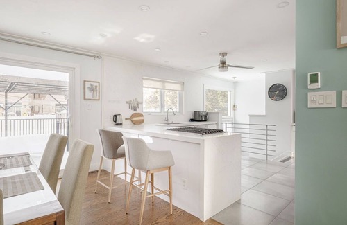 Westboro Maison | Rare find! 4 BR Exec Home in Westboro Beach with Chef's Kitchen, Guest Suite