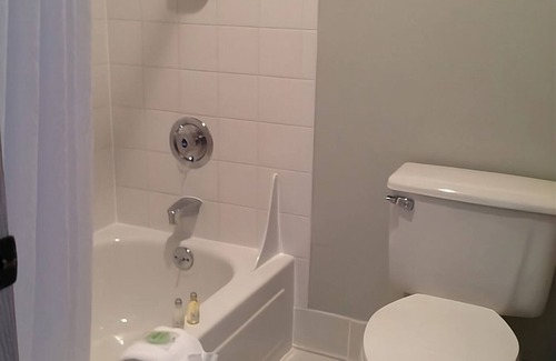 Warrenton Hôtel | RARE FIND! COMFY UNIT FOR 3, SAUNA, POOL AND GYM