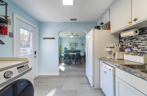 South Peninsula Historic District Maison | Rare Find, Ocean across street, Ample Parking, Restaurants, Murals in Home!