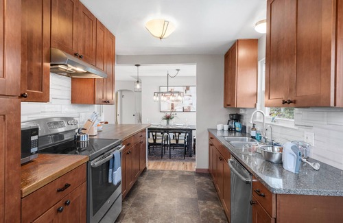 Scenic Heights Maison | Rare Mtn Views, Hot Tub and Great Vibe