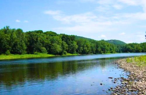 Montague Maison | Rare River Views & Access, Cabin by Eden Islands