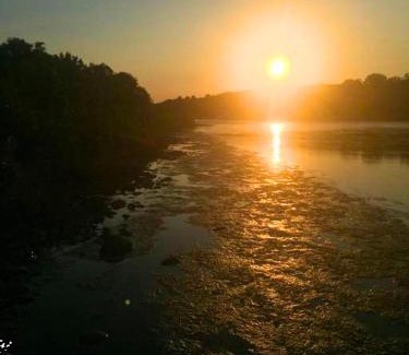 Montague Maison | Rare River Views & Access, Cabin by Eden Islands