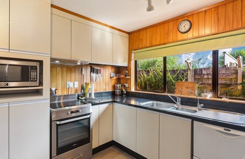 Raumati Beach Maison | Raumati Delight Walk to the beach, play area & village. Comfy, family feel home