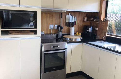 Raumati Beach Maison | Raumati Delight Walk to the beach, play area & village. Comfy, family feel home