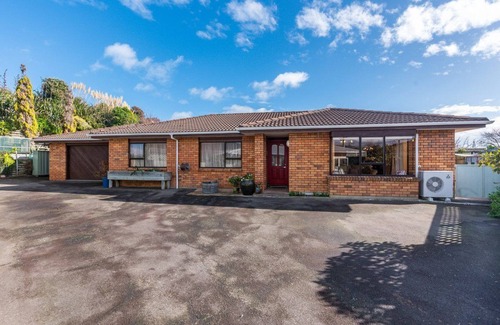 Raumati Beach Maison | Raumati Delight Walk to the beach, play area & village. Comfy, family feel home