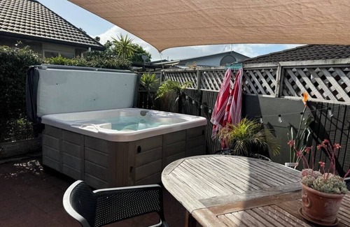 Raumati Beach Maison | Raumati Delight Walk to the beach, play area & village. Comfy, family feel home