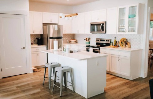 Downtown Dunedin Cottage | Rave Reviews Walk to Downtown Dunedin and Waterfront Barefoot Parrot 1