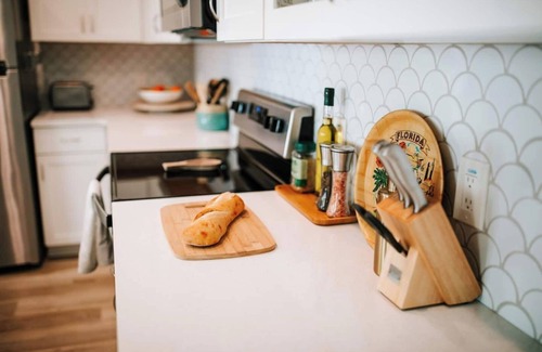 Downtown Dunedin Cottage | Rave Reviews Walk to Downtown Dunedin and Waterfront Barefoot Parrot 1