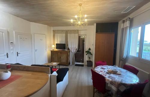 Saint Sever Appartement | Ravissant T2, Cl 3 étoiles, 3 pers et 1 enf , 3 lits, parking et patio