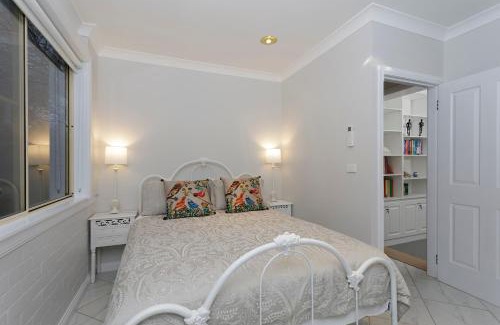 East Tamworth Maison | Rawson's Retreat - Five Bedroom Home - Walk CBD - Includes Breakfast