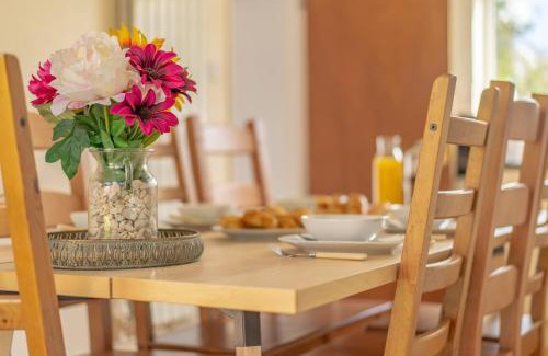Peterborough Maison | Raymond James Accommodation, sleeps up to 7, free parking, full amenities and garden