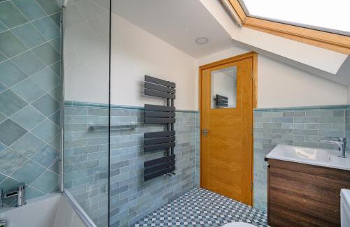 Batley Maison | -RD7B- For your relaxed and Cosy stay with Free WiFi