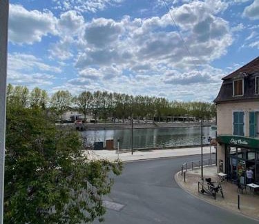 Montlucon Appartement | RDC 2 - Studio meublé centre-ville, au pied du pont Saint Pierre