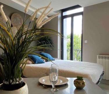 Montlucon Appartement | RDC 2 - Studio meublé centre-ville, au pied du pont Saint Pierre