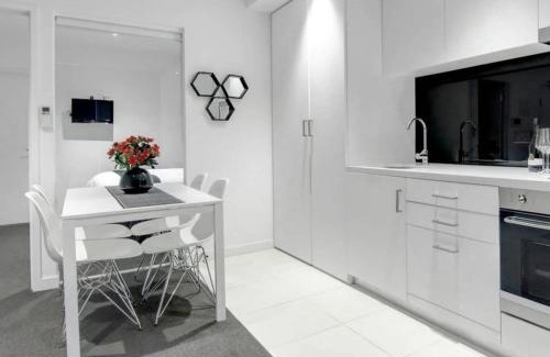 Melbourne Central Business District Appartement | ReadySet Apartments on Little Collins