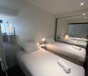 Melbourne Central Business District Appartement | ReadySet Apartments on Little Collins