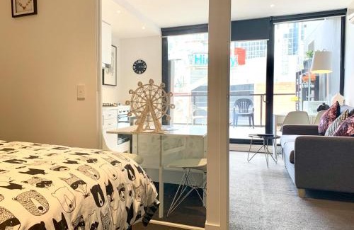 Melbourne Central Business District Appartement | ReadySet Apartments on Little Collins