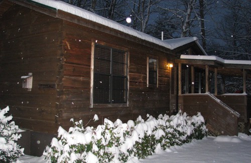Altamont Cabine | Cabine en rondins 'Real Log Cabin' 1 chambre romantique et confortable avec bain à remous, cheminée + (4 personnes)