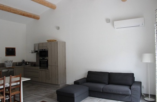 Mondragon Villa | Maison récente, lumineuse dans campagne