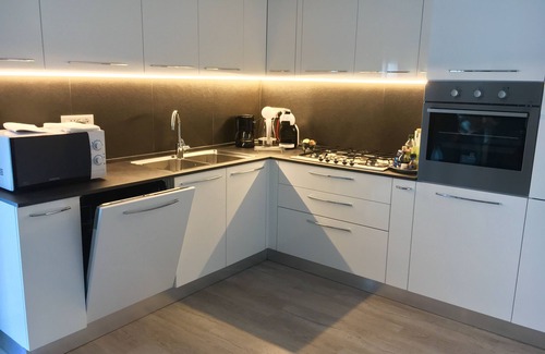 Torri del Benaco Appartement | Appartement récemment rénové, moderne et élégant, avec vue sur le lac!