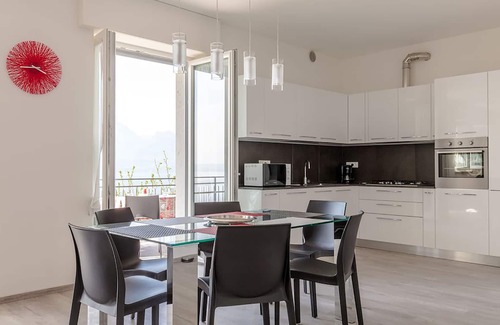Torri del Benaco Appartement | Appartement récemment rénové, moderne et élégant, avec vue sur le lac!