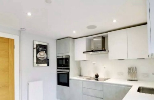 Hatfield Maison | Recently renovated, modern house. Next to train station. 30 minutes to London.