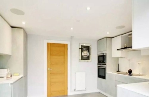 Hatfield Maison | Recently renovated, modern house. Next to train station. 30 minutes to London.