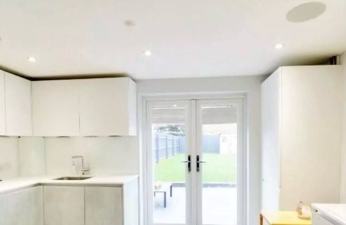 Hatfield Maison | Recently renovated, modern house. Next to train station. 30 minutes to London.