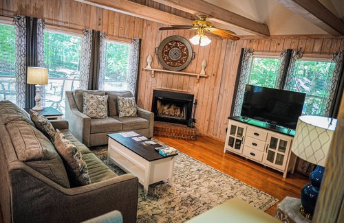Pine Mountain Cabine | Recently renovated, beautiful chalet just miles from Wild Animal Safari