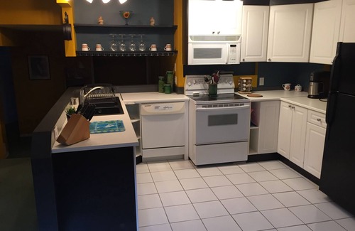 Calgary Appartement | Suite spacieuse récemment rénovée avec 2 chambres et acceptant les animaux domestiques