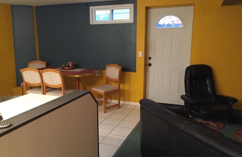 Calgary Appartement | Suite spacieuse récemment rénovée avec 2 chambres et acceptant les animaux domestiques