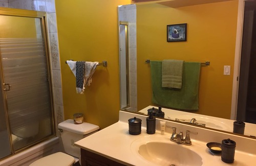 Calgary Appartement | Suite spacieuse récemment rénovée avec 2 chambres et acceptant les animaux domestiques