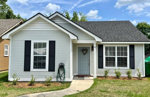 Valdosta Maison | Recently updated 3 Bedroom Home with Patio