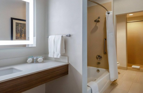 White Rock Hills Maison | Recharge in our Spacious Room! Onsite Pool, Gym